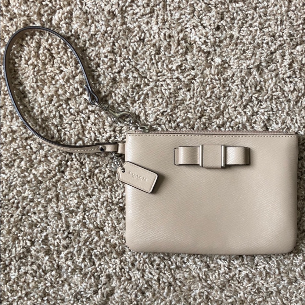Coach wristlet beige